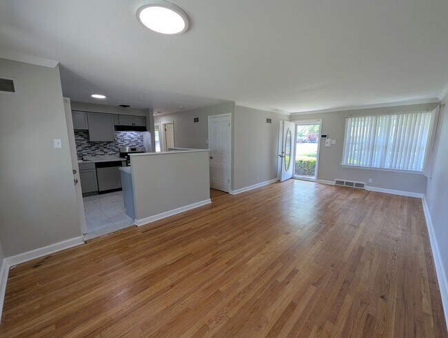 Foto del edificio - Updated Open-Concept with Sunroom & Finished Basement Space