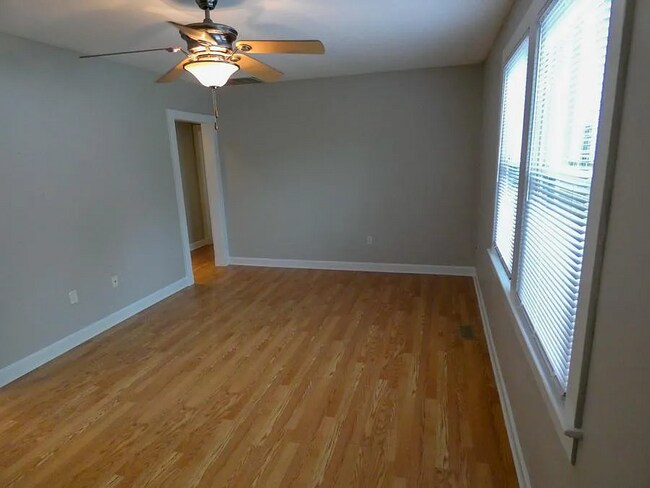 Building Photo - 136 Mapleshade Ave