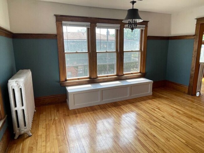 Building Photo - Upper Level Uptown Duplex, Hardwood Floors...