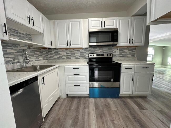 Building Photo - 4711 SW 38th St