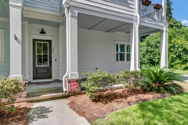 Building Photo - 123 Sabal Ct
