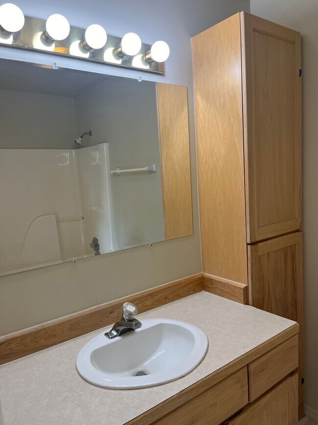 Building Photo - 2 Bed/2 Bath Condo