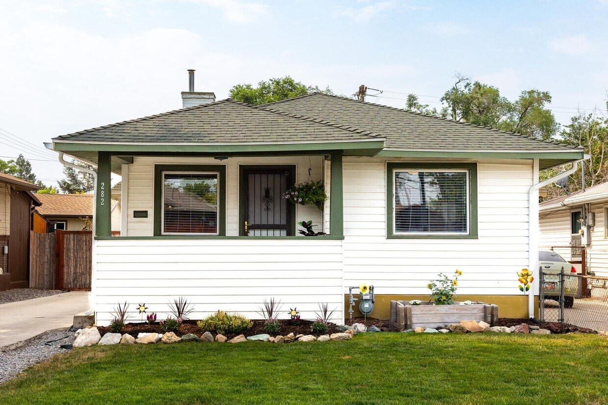 Primary Photo - Adorable Home with Fenced Backyard