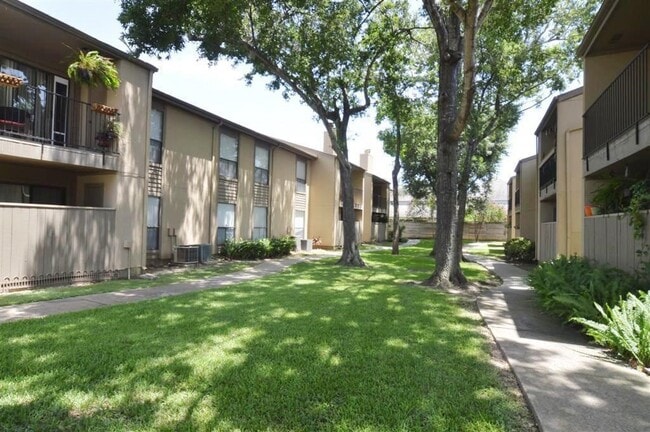 Foto del edificio - 3300 Pebblebrook Dr