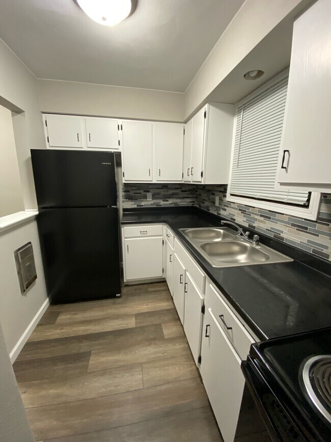 Building Photo - 410 Johnson St