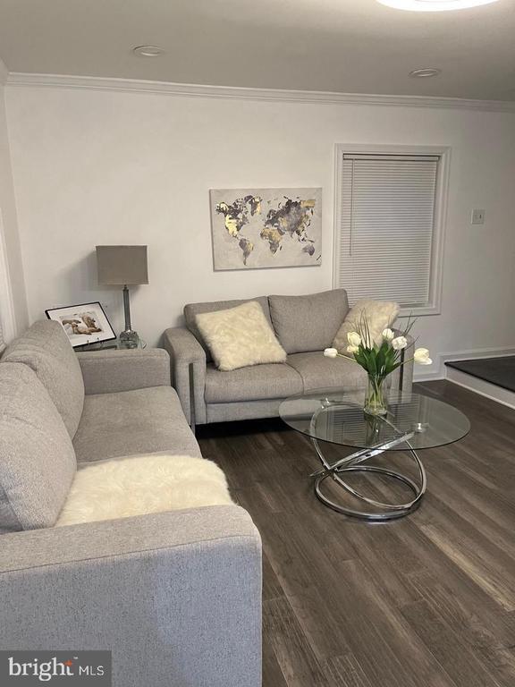 Building Photo - 1077 S Edison St