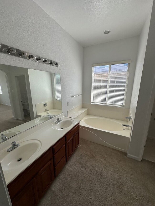Building Photo - Spectacular 1 Story Home In Weston Ranch