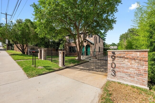 Building Photo - 903 E Live Oak St