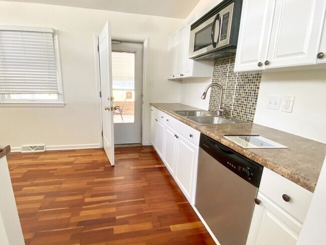 Foto del edificio - Three Bedroom Home with Amazing Backyard!