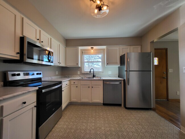 Building Photo - 4720 Esterbrook Rd