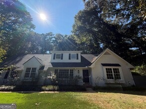 Building Photo - 807 Piney Woods Dr