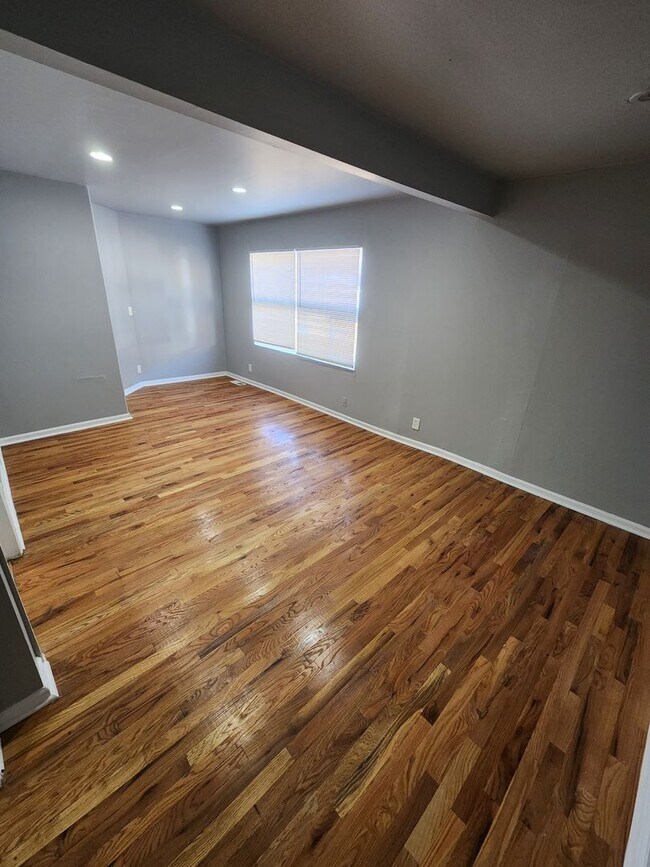 Building Photo - NWR 5110, 5112, 5114