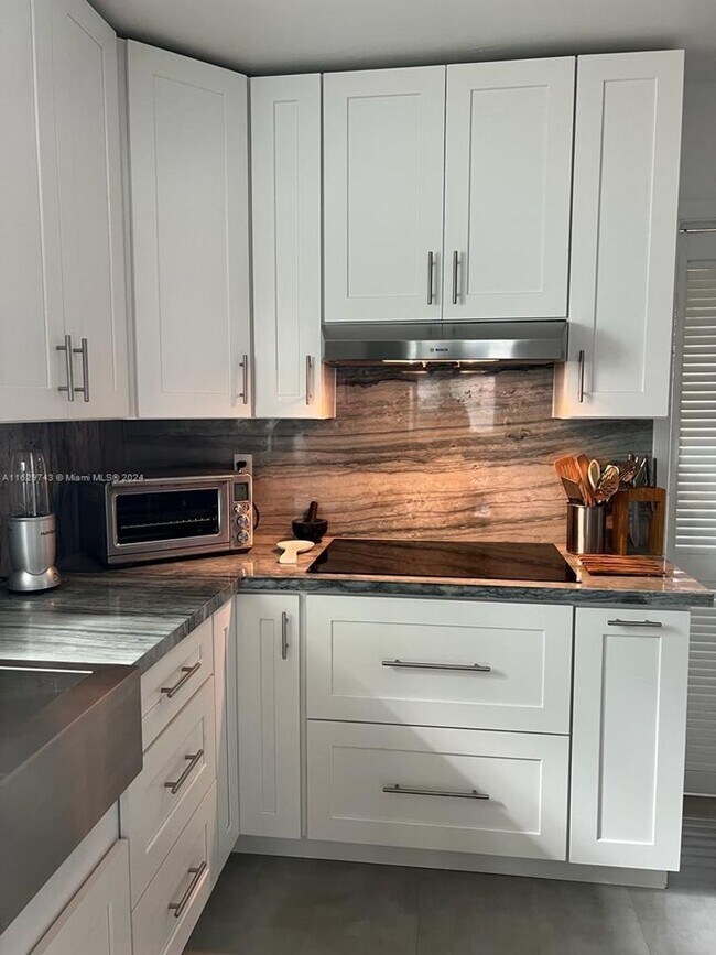Foto del edificio - 8852 Abbott Avenue, Surfside, FL 33154