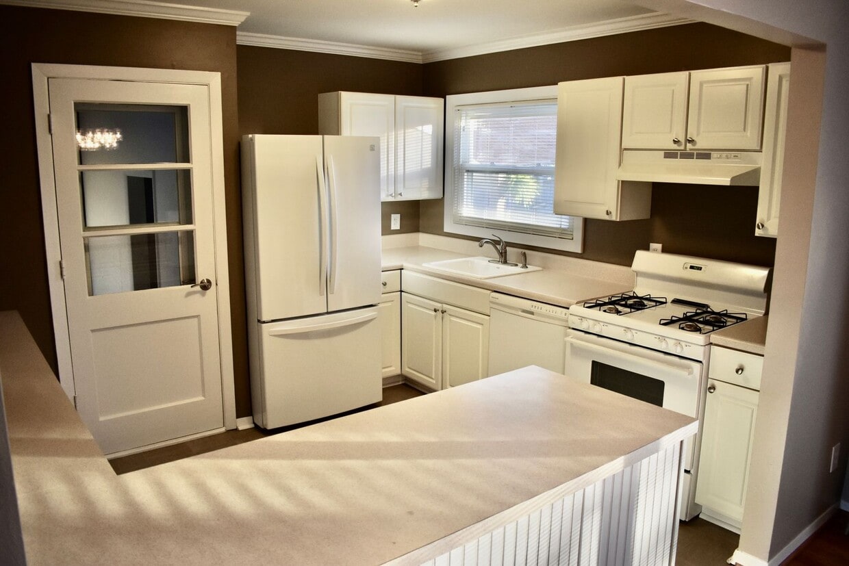 Foto principal - Updated 3 bedroom home in Norfolk