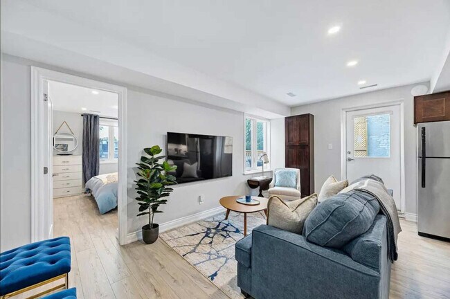 Photo du bâtiment - 557 St Clair Ave W