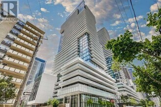 Building Photo - 185 Roehampton Ave