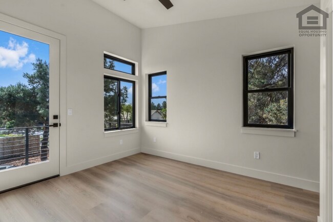 Building Photo - 2045 SW Umatilla Ave
