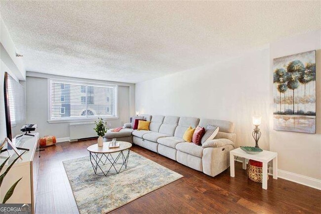 Foto del edificio - 2479 Peachtree Rd NE