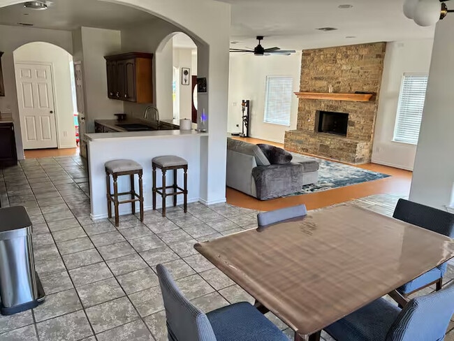 Foto del edificio - Room in House on Copper Hills Dr