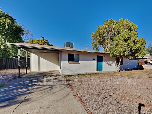 Building Photo - 2216 W Minnezona Ave