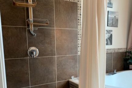 Stand Up Shower - 1834 Gilson St