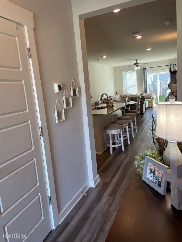 Building Photo - 3 br, 2.5 bath Townhome - 1111 A