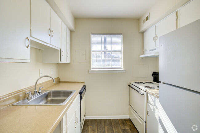 1BR, 1BA - 756SF - YorkTowne Apartments