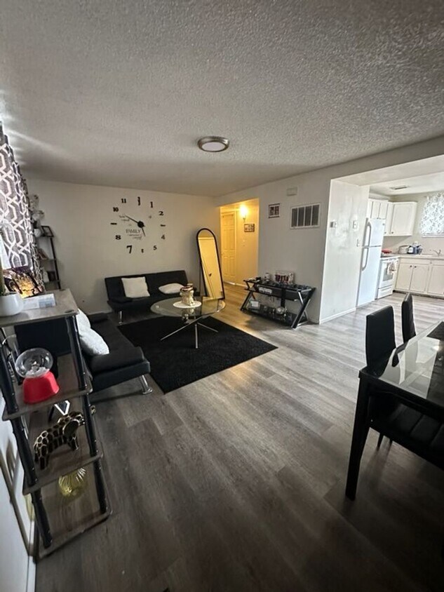 Foto principal - 2 bed 1 bath Orem Apartment--Close to UVU ...
