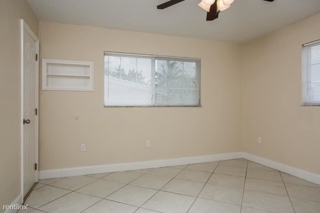 Building Photo - 3 br, 2 bath House - 6550 SW 27th St