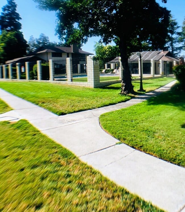 Building Photo - 2400 Horizon Ln