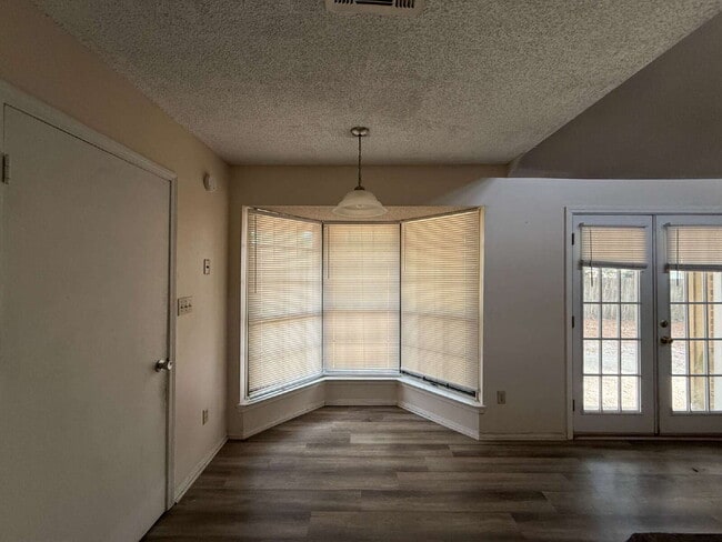 Building Photo - "Charming 3-Bedroom Retreat with Cozy Fireplace in Pensacola."