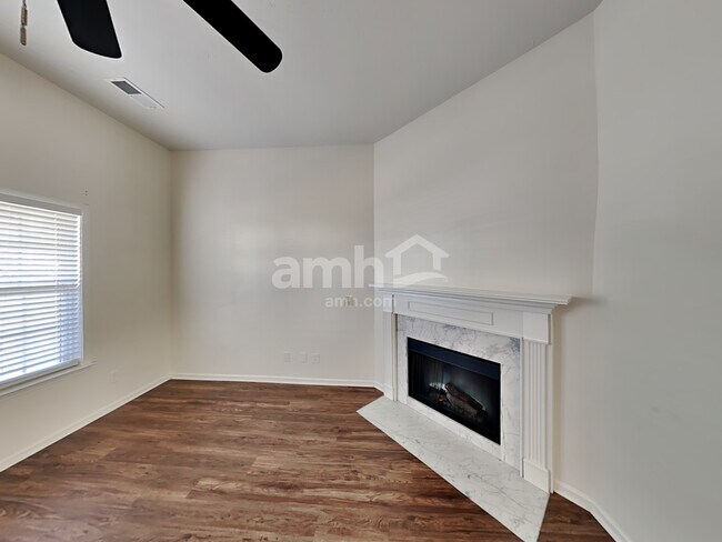 Building Photo - 2114 Debbie Ln