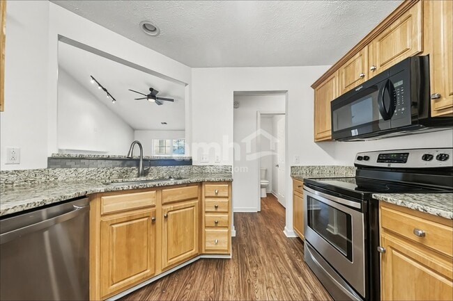Building Photo - 916 Springs Hill Way