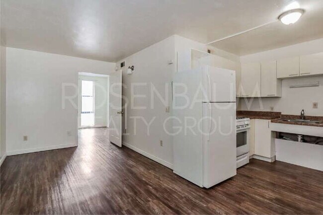 Foto del edificio - 770 N Dodge Blvd