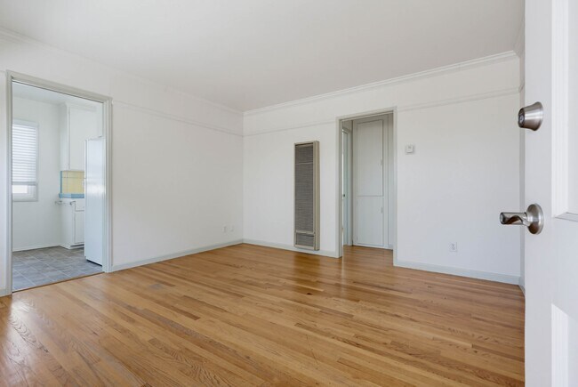 Foto del edificio - 4449 Dawson Ave