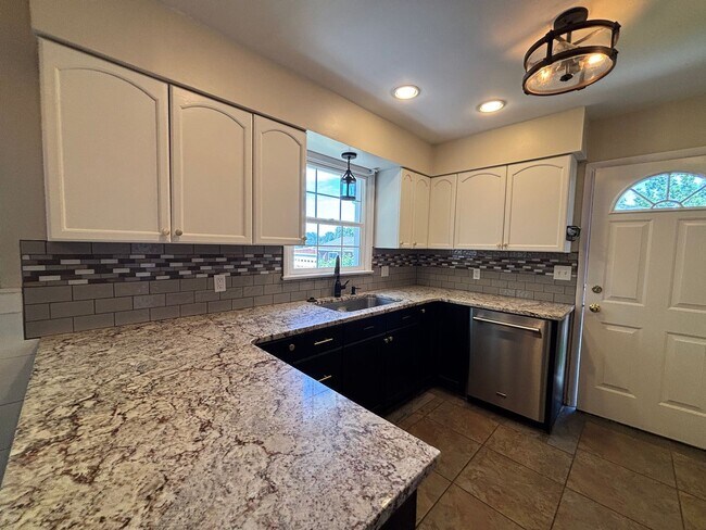 Foto del edificio - MOVE IN SPECIAL - DECEMBER RENT FREE  -4 Bedroom 2 Bathroom