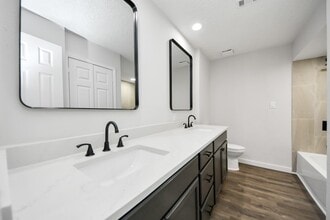 Building Photo - 3400 Surrey Ln