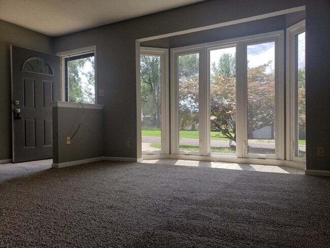 Foto del edificio - Remodeled Raytown Home-Coming SOON!!