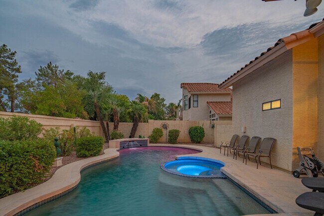 Foto del edificio - 4 bed 2.5 bath single level with pool in s...
