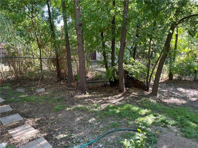 Building Photo - 1602 Southgate Cir