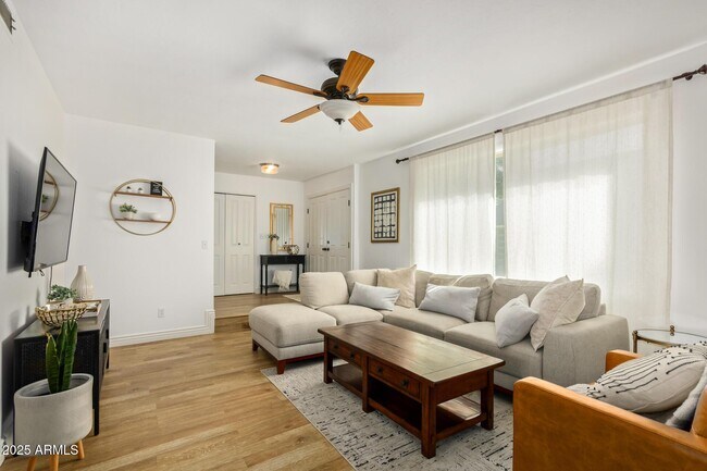 Foto del edificio - 8490 E Chaparral Rd