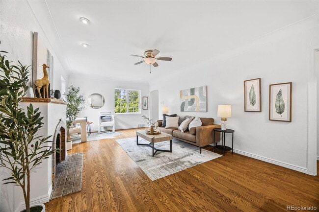 Foto del edificio - "Spacious 5-Bedroom Gem with Hardwood Floors & Cozy Fireplace in Denver's Heart!"