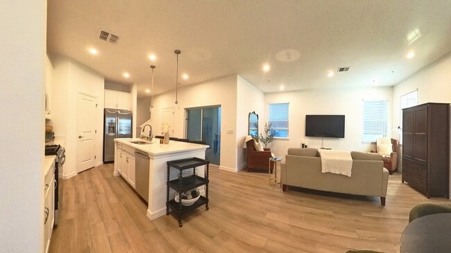 Building Photo - 554 Orient Ave