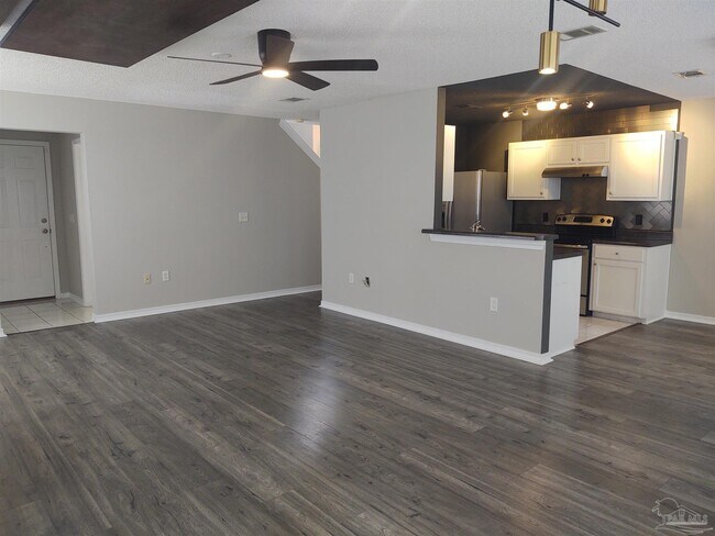 Foto del edificio - 6351 Cottage Woods Dr