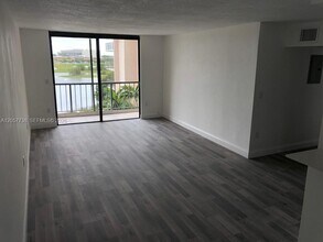 Building Photo - 9682 Fontainebleau Blvd