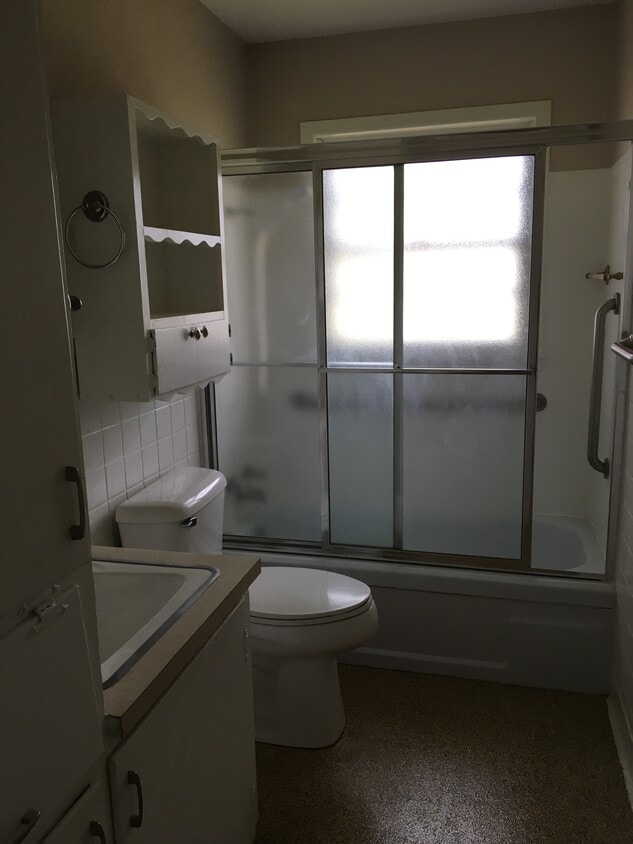Single bath - 3718 Bann Ave
