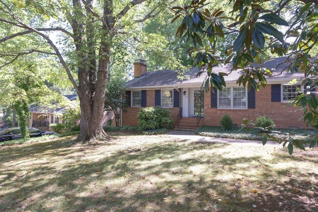 Foto del edificio - APPLICATIONS PENDING! Gorgeous 3 bed 2 bath home with finished basement/carport in NW Greensboro!...