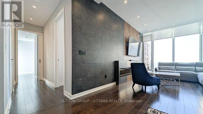 Building Photo - 111-2111 Champagne Ave S