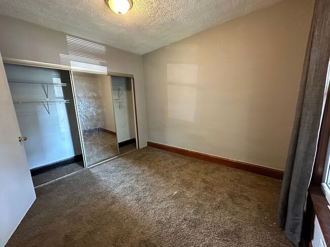 Foto del edificio - 2064 Halstead Ave