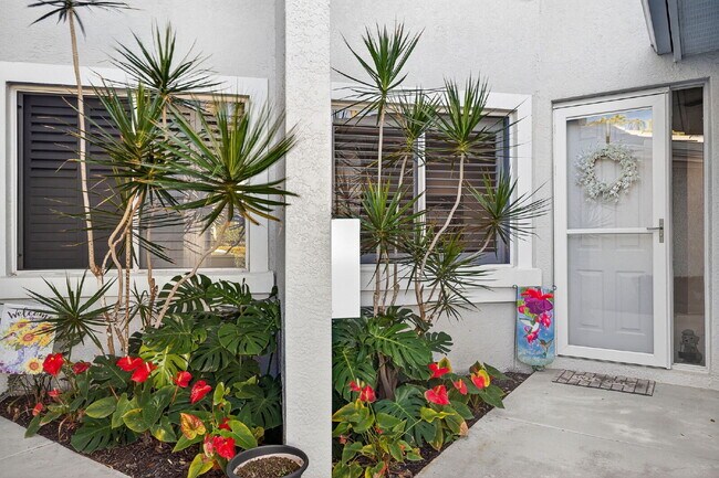 Foto del edificio - This 2 bedroom plus den, 2 bath condo with a one car garage offers expansive golf course and lake...